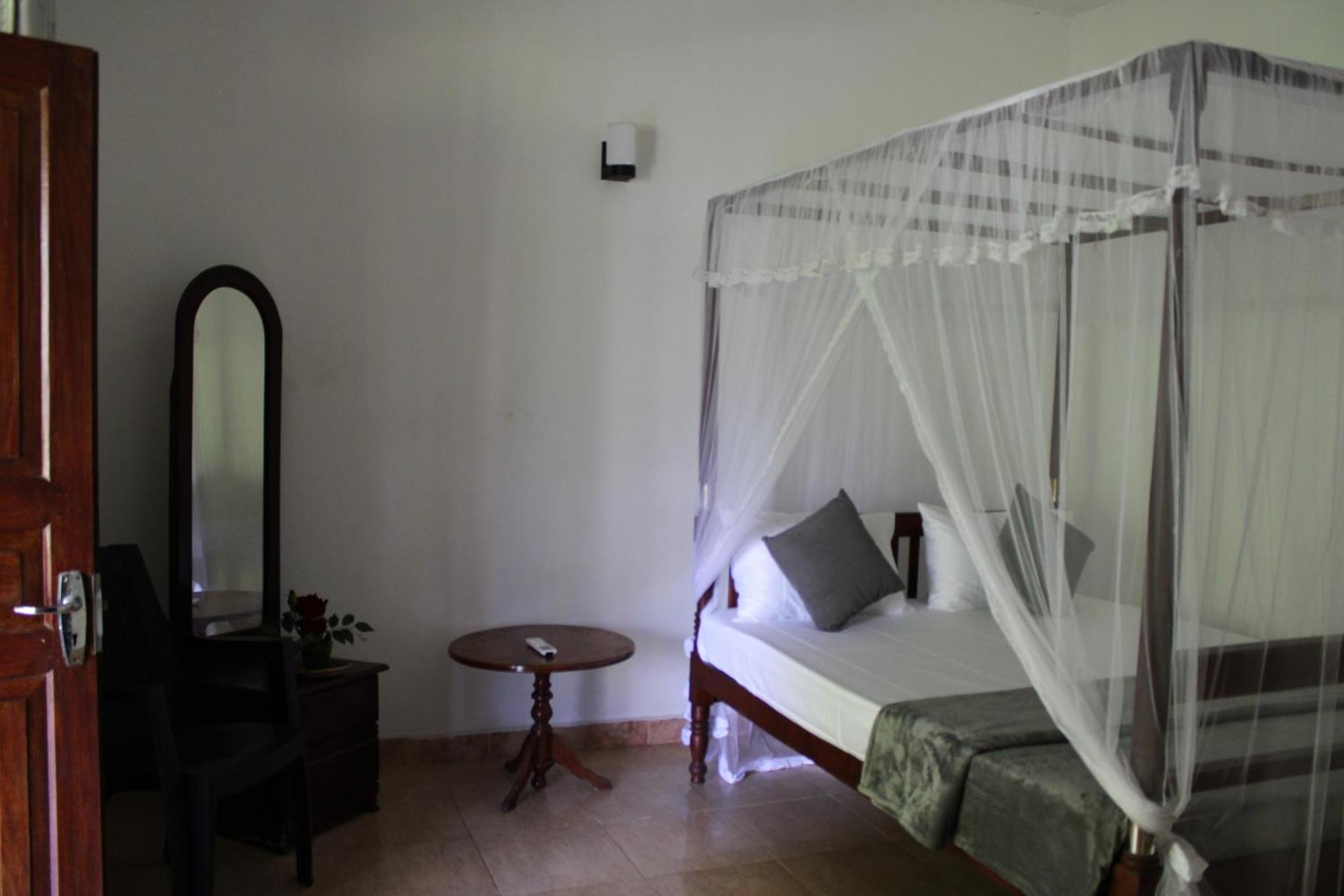 Sun And Surf Rest Hotel Ahangama Exterior foto