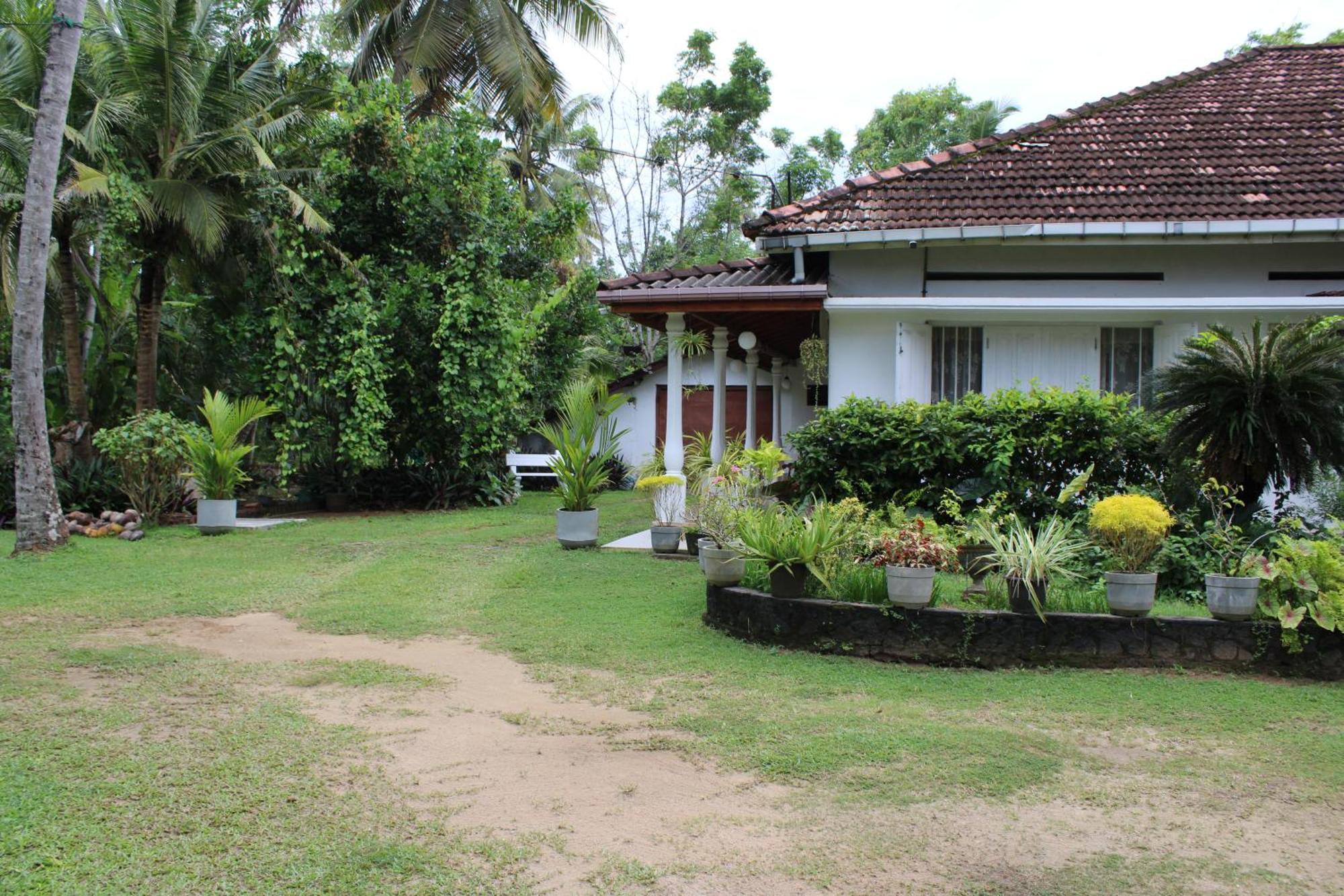 Sun And Surf Rest Hotel Ahangama Exterior foto